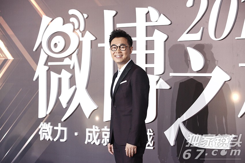 2015微博之夜红毯：赵丽颖刘涛飒爽登场PK总攻范