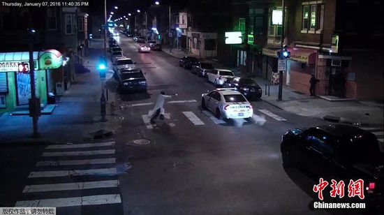CNN引用警方消息源称，阿彻对着哈奈特所坐的巡逻车连开了13枪。