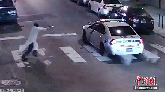 当地时间1月7日深夜约11点半，美国费城，警察杰西·哈奈特坐在费城西部一个路口的巡逻车中，突然遭到枪手袭击。哈奈特中枪后还击，枪手被击中后逃逸，最终被警方逮捕，哈奈特身受重伤。