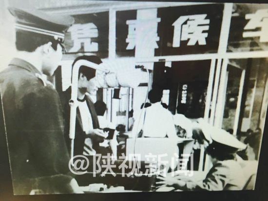 原来在1982年也就是胡师傅9岁时，因为作业没完成离家出走投奔咸阳奶奶家，但因为坐错了站在久经周折后被送到车站库房，当晚值班的赵梅英收留了这个脏兮兮的孩子，并像母亲一样照顾他，这感人的场景让他铭记了三十多年。