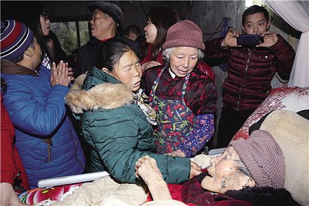 老母亲怕被拐女儿回家找不到路 坚守土屋四十年