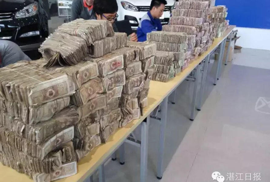 广东男子携半吨钞票买车 最大面额为1元(图)