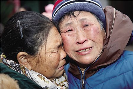 老母亲怕被拐女儿回家找不到路 坚守土屋四十年