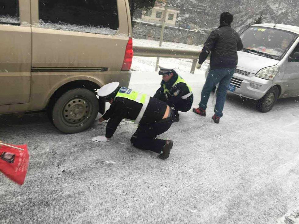 商洛交警跪雪地为过路车挂防滑链