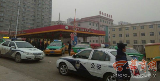 怀疑加气短斤少两 商洛数十出租车堵加气站