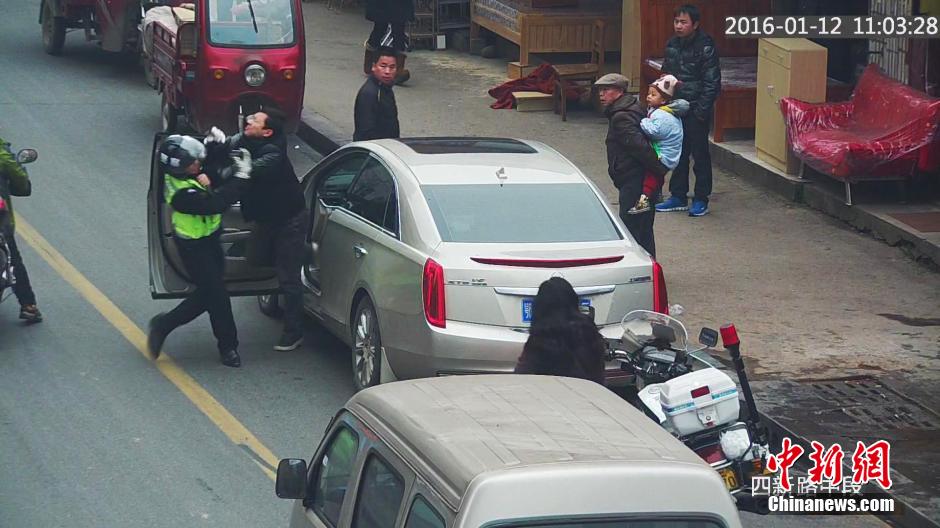 湖北一司机违停被查打交警 叫嚣“老子就是有钱”