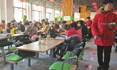 高校餐厅发“通告”:请学习的学生为用餐的腾座