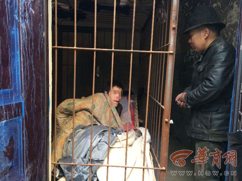 咸阳26岁小伙患精神病爱乱跑 家人无奈将其关铁笼中