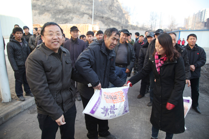 吴起慈善协会慰问吴起采油厂司炉工人.JPG