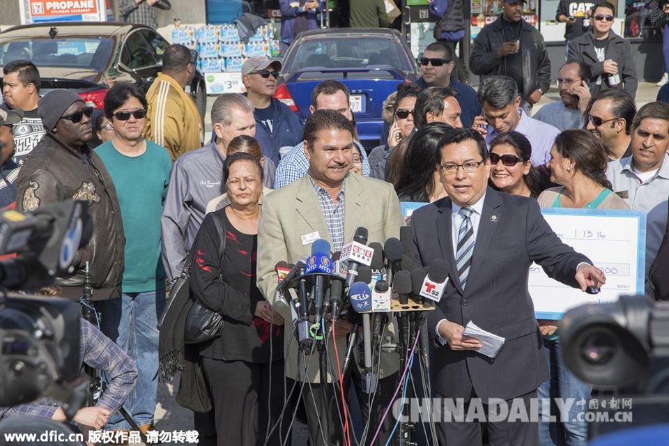 美国3人分享15亿美元巨奖 中奖者公开领奖不遮