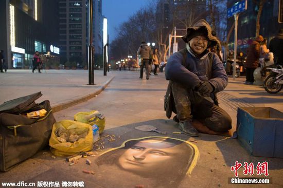 2016年1月14日，江苏省南京市，“粉笔画大叔”在南京街头作画，吸引众多市民驻足观看。据作画者本人介绍，他靠悟性自学作画，以乞讨为生，画完一幅约9至10个小时。