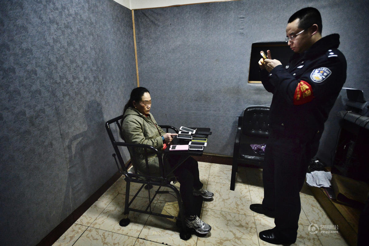 组图：摄影师记录重庆基层派出所1000多个日夜