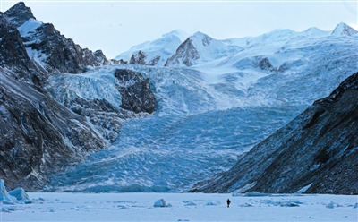 焫茸冰川从6328米高的布加雪山峰顶倾泻而下，形成坡面大约70度的悬冰川体。