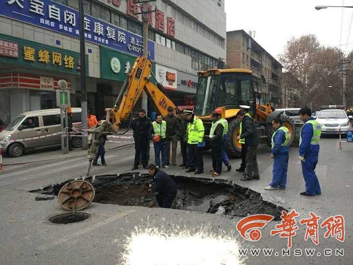农兴路东口路面塌陷大坑 过往车辆请注意