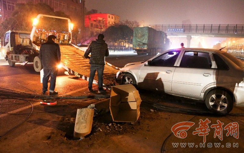 广安路附近轿车撞上线缆杆殃及路边车辆