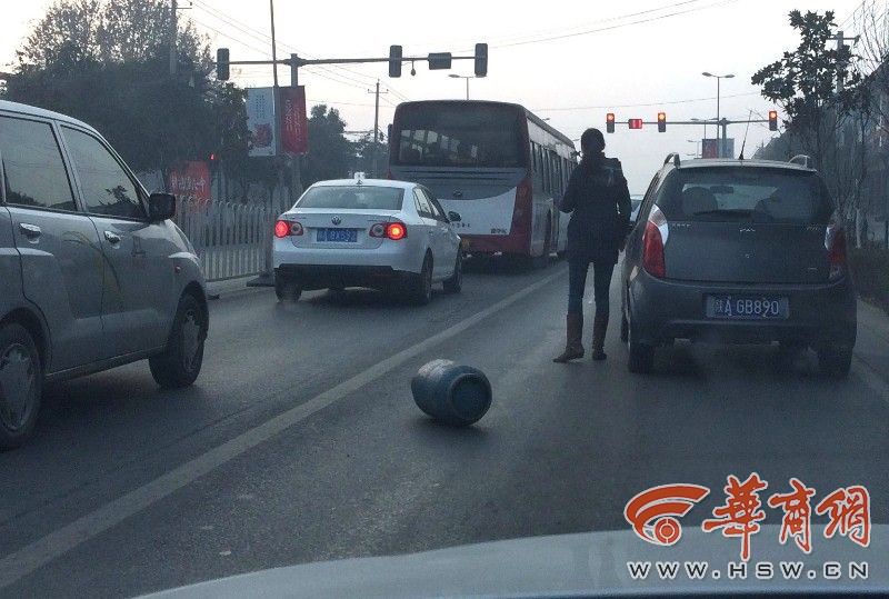 雁翔路堵车车流中掉下个煤气罐 交警提走