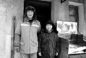 刘大妈和刘师傅回家过年的车票有着落了