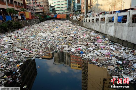 当地时间2016年1月23日，菲律宾马尼拉，河流被垃圾覆盖。