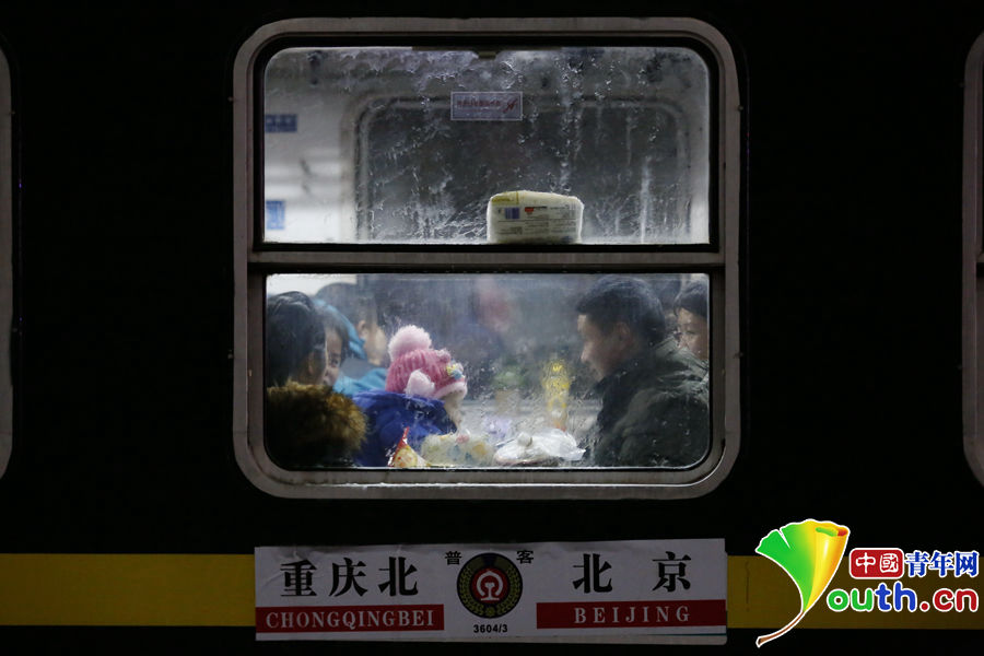 挂满冰花的北京地区春运首列加开列车的车窗.