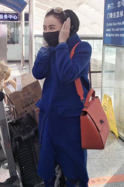 北京太冷了！把张柏芝冻得频频哈气搓手捂耳朵