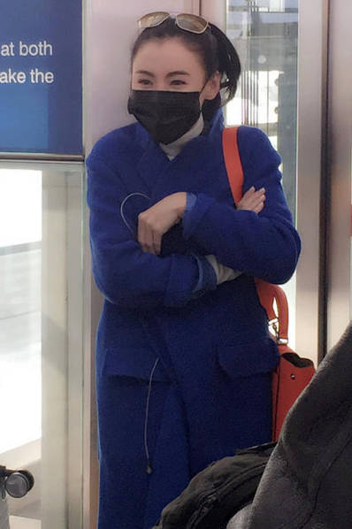 北京太冷了！把张柏芝冻得频频哈气搓手捂耳朵