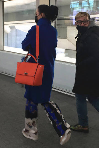 北京太冷了！把张柏芝冻得频频哈气搓手捂耳朵