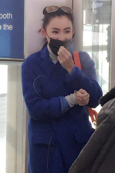 北京太冷了！把张柏芝冻得频频哈气搓手捂耳朵