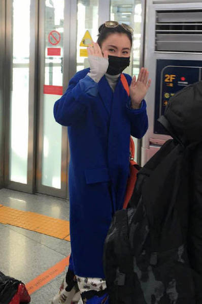 北京太冷了！把张柏芝冻得频频哈气搓手捂耳朵