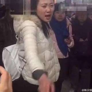 女孩怒斥医院票贩视频引关注 怒斥票贩子和保安里应外合卖挂号票