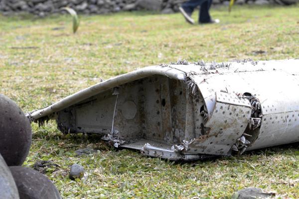疑现马航mh370残骸：机翼？机舱？舱门？究竟是啥？