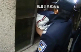 笨贼被卡窗户 民警救人