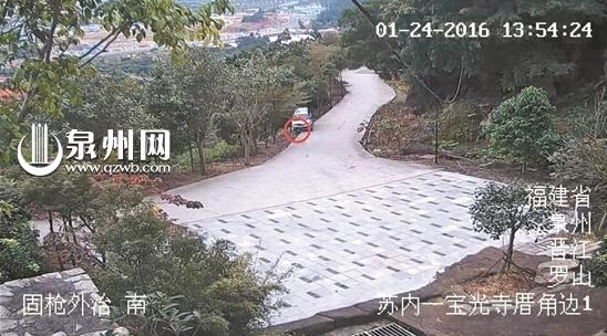 司机下车忘拉手刹 跑到车后挡车遭碾压昏迷