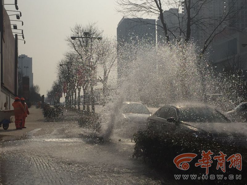 雁翔路一消防栓变“喷泉”  过路车辆排队洗车