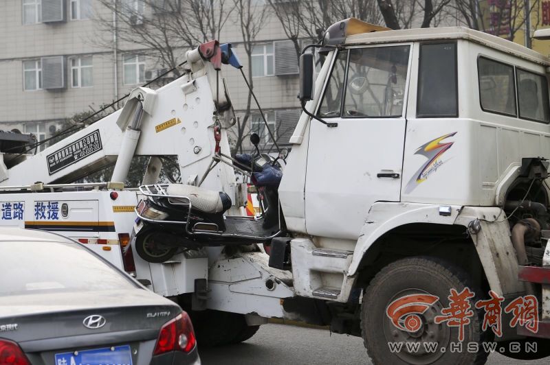 长安立交垃圾车挂倒电动车  一男子身亡