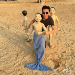 画面太污！邓超躺沙滩变妖娆美人鱼 摸塑像大腿姿势风骚