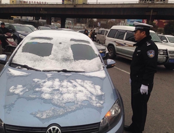 司机只把前挡风积雪清俩"洞" 视线太差撞上电动车