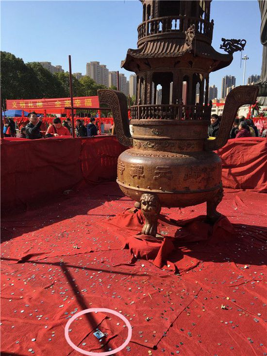 湖北寺庙祈福现银行卡 媒体:财神知道密码吗(图)