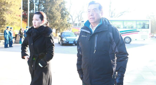 李双江夫妇参加阎肃追悼会