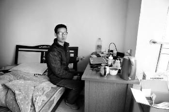 房客欠费一直难找到 房东无奈进屋抱走电脑引争议