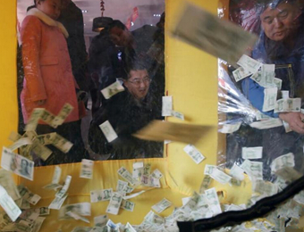 地产商为吸引顾客购房举办抢钱大战