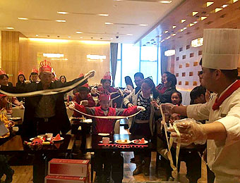 华商网2.29生日会 老陕寿星一起做长寿面开热闹生日趴