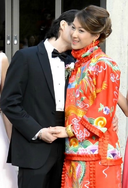 钟嘉欣温哥华办婚礼 穿红色中式礼服显端庄喜气