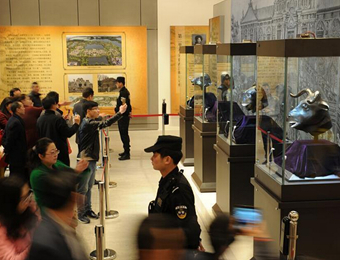 圆明园4兽首亮相渭南博物馆 市民排长队睹真容