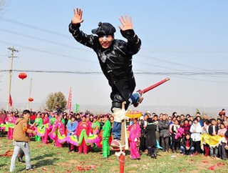 长安区这个踩高跷的小伙简直萌死人！