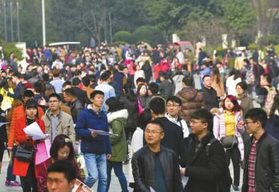 2月28日，数万人涌进成都春季特大型招聘会现场求职，火爆堪比春运。