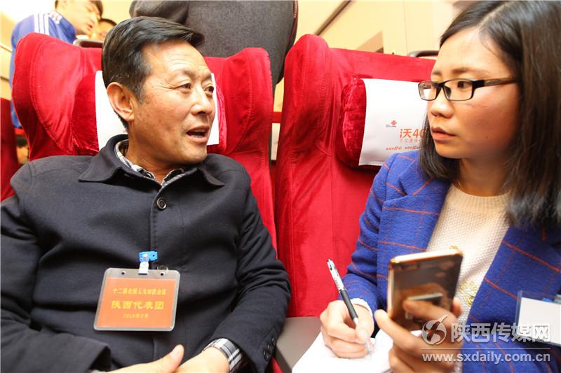 在路上：进京列车上记者提前进入“两会状态”【7】