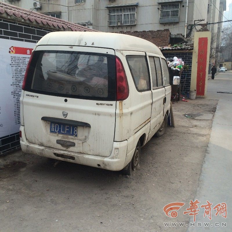 渭南一家属院门口停的这辆破旧面包车 让人很担心