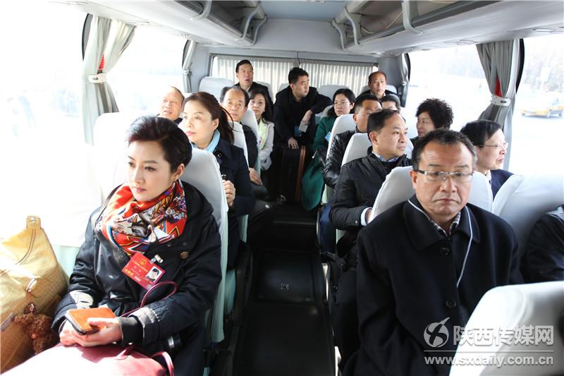 乘坐大巴车前往陕西代表团住地。