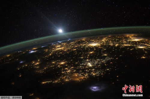 宇航员在空间站怎么“玩”：种花种菜 饱览奇观