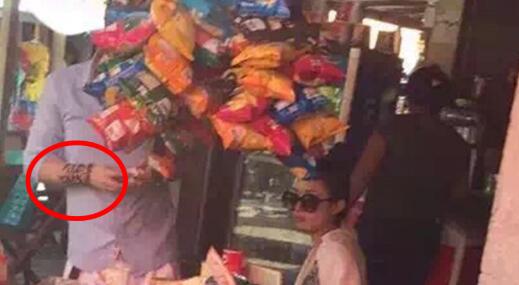 赵丽颖曾与男子同游巴厘岛